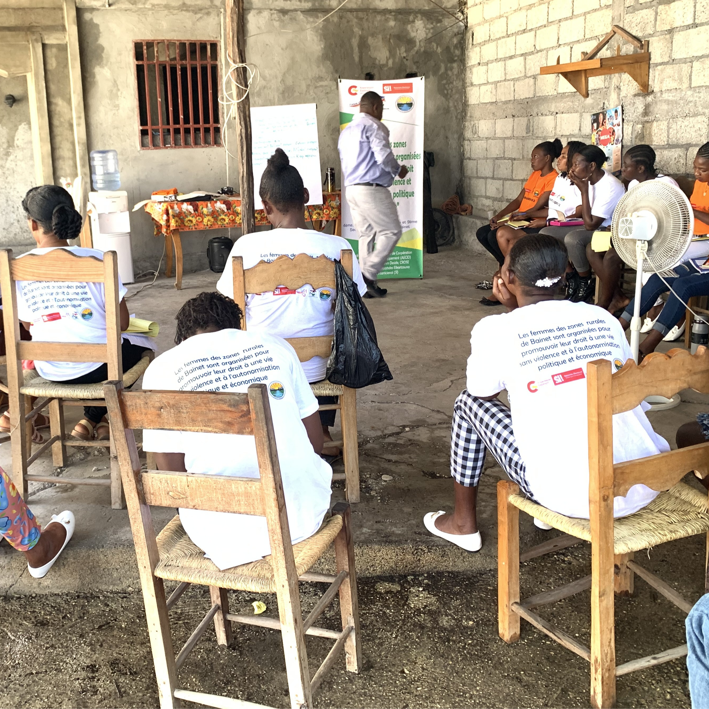 Actividad de alfabetización en la lengua materna para mujeres rurales en Bainet