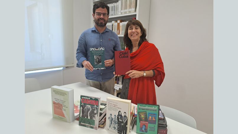 Luisa Mora, responsable de la Biblioteca Islámica (AECID), con Fernando Camacho y los libros donados